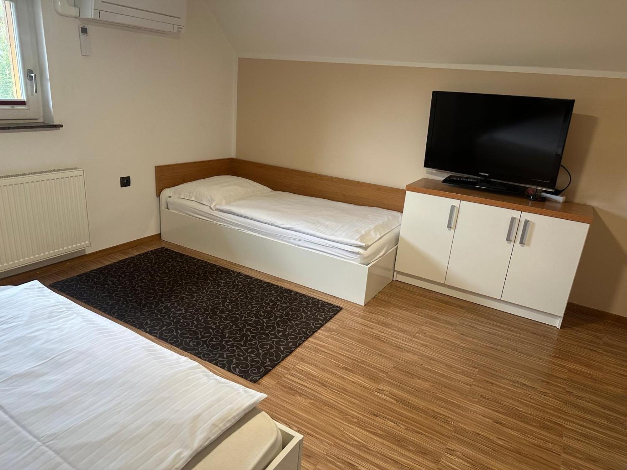 Domacija Vodnik & Apartments Церклє-на-Горенськем Екстер'єр фото